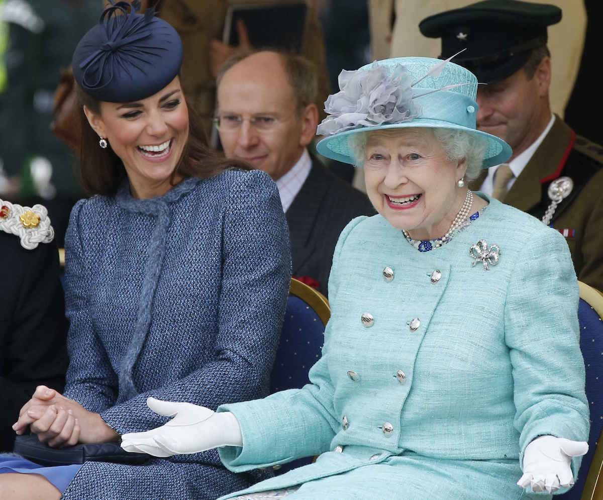 ในช่วงเวลาสั้นๆ ผู้คนคิดว่า Queen Elizabeth II สิ้นพระชนม์เพราะ WhatsApp และเพื่อนบางคนชื่อ Gibbo