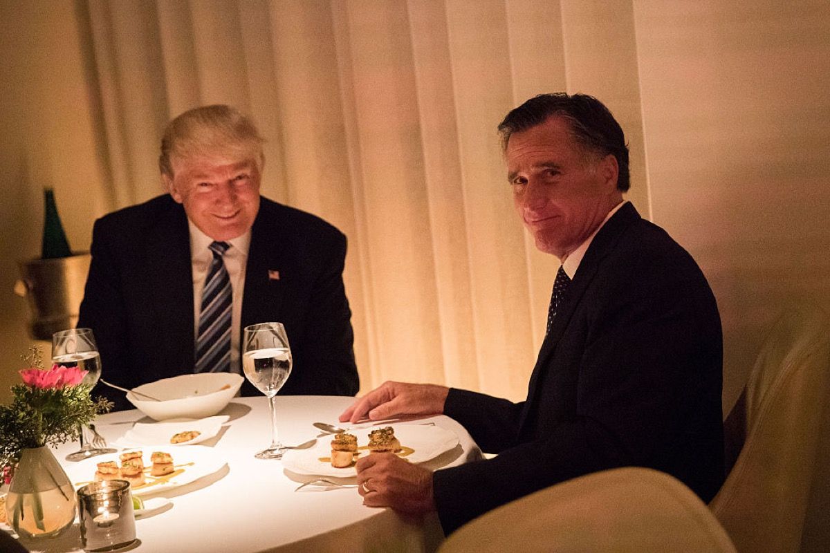 Niujorkas, Niujorkas - lapkričio 29 d .: (nuo L iki R) išrinktasis prezidentas Donaldas Trumpas ir Mittas Romney vakarieniauja restorane „Jean Georges“, 2016 m. Lapkričio 29 d. Niujorke. Išrinktasis prezidentas Donaldas Trumpas ir jo pereinamoji komanda šiuo metu pildo ministrų kabineto ir kitas aukšto lygio pareigas naujojoje administracijoje. (Drew Angerer nuotr. / „Getty Images“)
