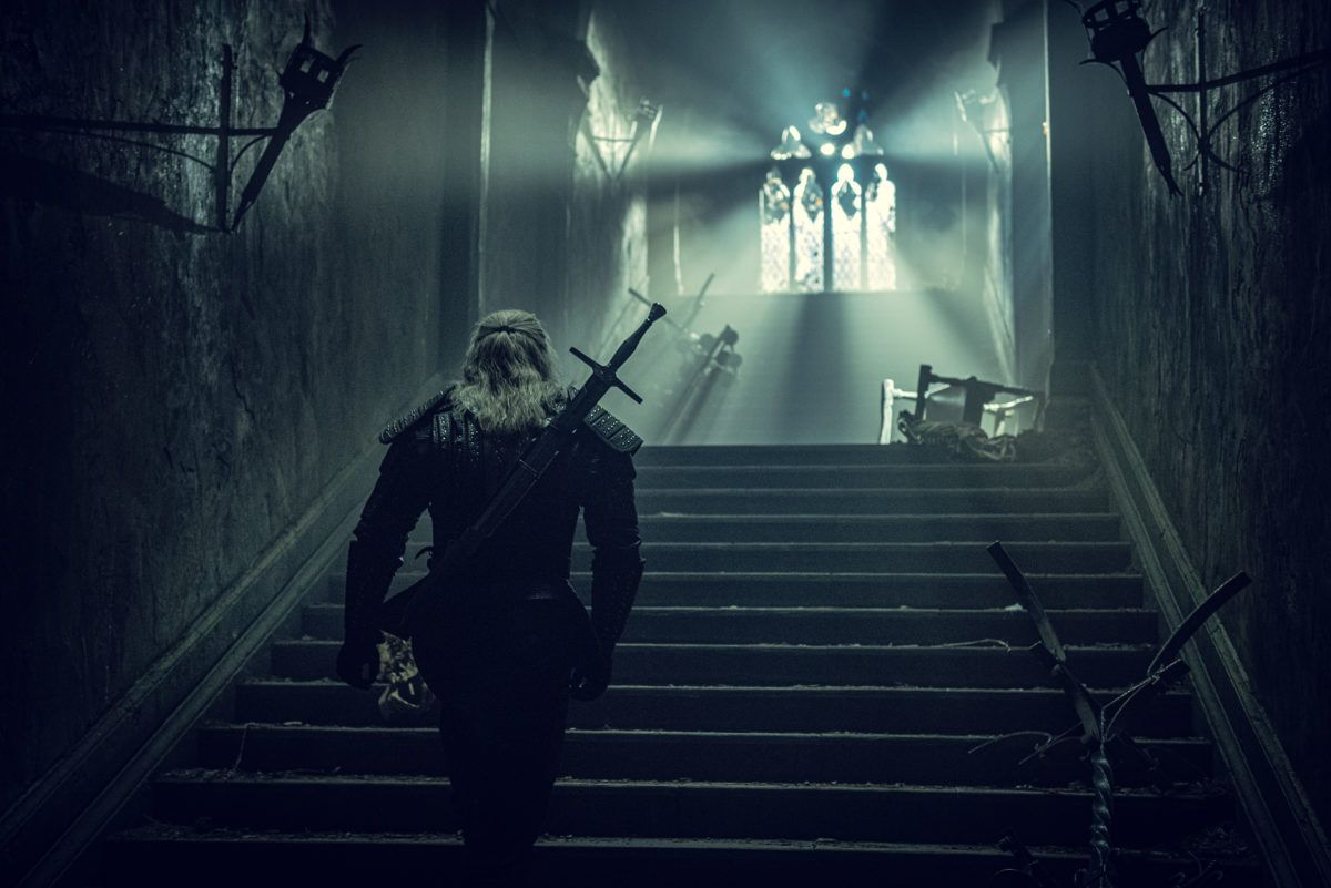 Henry cavil ve gerralt, The Witcher'da ürkütücü merdivenlerden çıkıyor.