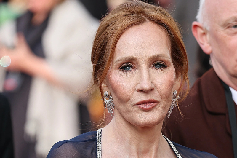  JK Rowling frunce los labios y luce severa en una alfombra roja.