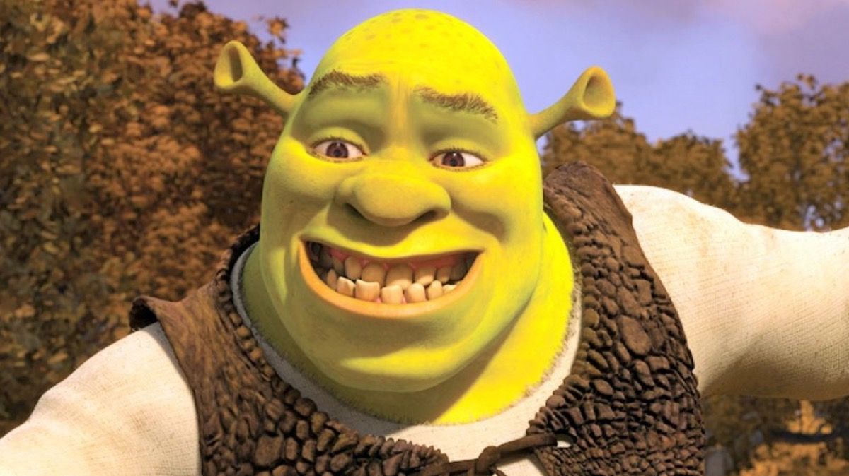 Shrek, Shrek'te inandırıcı olmayan bir şekilde gülümsüyor.