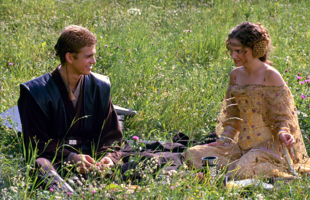 Anakin y Padme en un campo