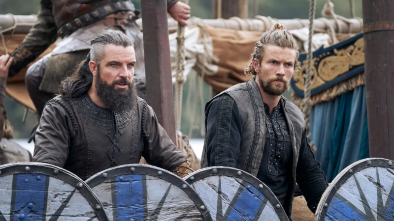  Le prince Harald et son frère tiennent des boucliers dans Vikings : Valhalla.