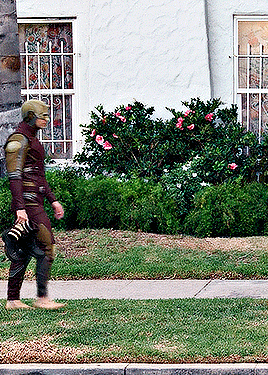  gif animé de Daredevil marchant dans la rue, portant ses bottes.