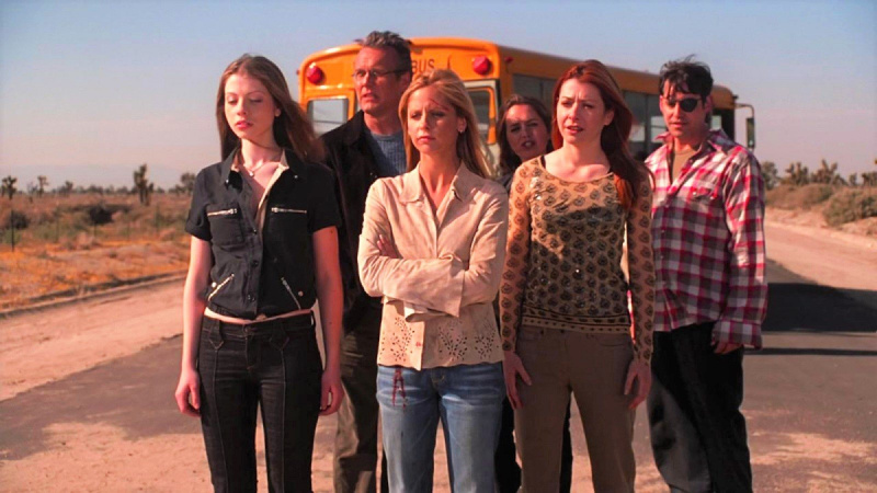  Buffy the Vampire Slayer 시리즈 피날레에서 버스 밖에 서 있는 Buffy와 승무원