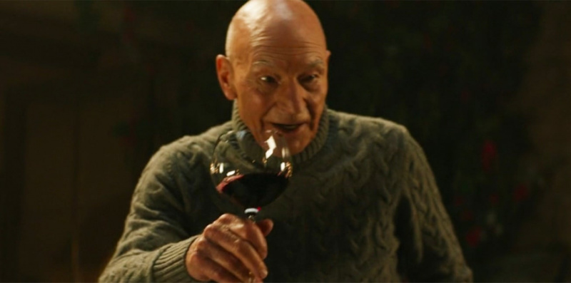  Jean Luc Picard ținând un pahar de vin