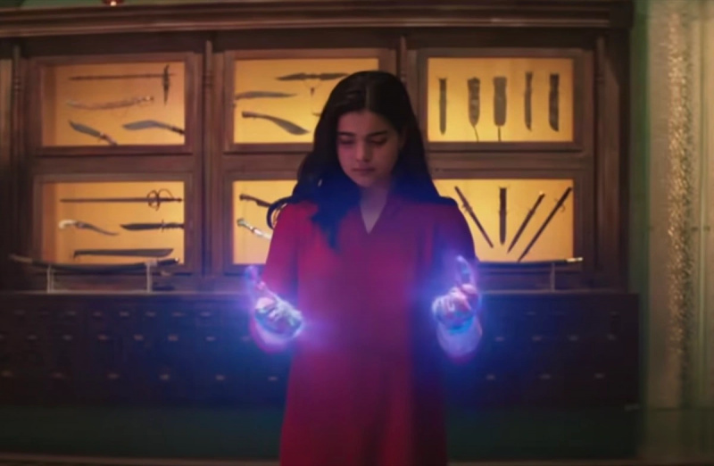   Kamala Khan, Bayan Marvel'da parlayan ellerine bakıyor.