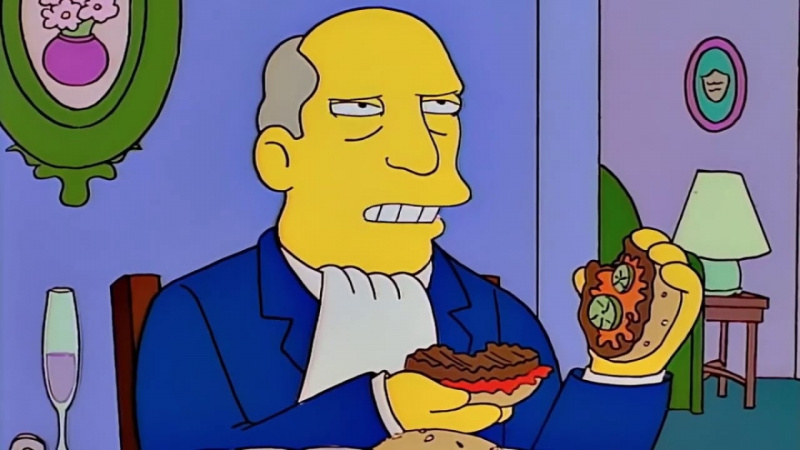   Надзорник Чалмерс се мршти, држећи две половине хамбургера.