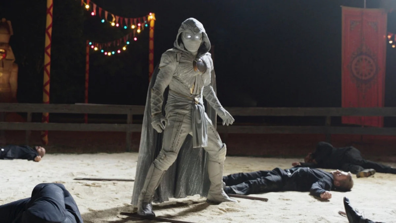   Foto promo Moon Knight yang menampilkan Moon Knight berdiri di tengah lawan yang tumbang.
