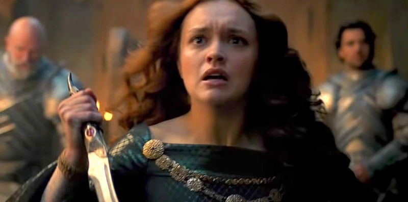   Queen Alicent Hightower, gespeeld door Olivia Cooke, zwaait met de Valyrian stalen dolk in House of the Dragon