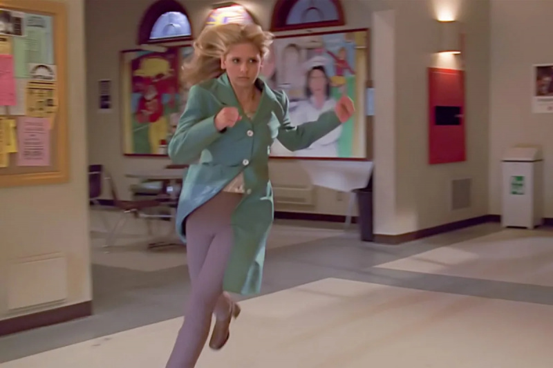   buffy corriendo con su abrigo verde azulado en Buffy t2