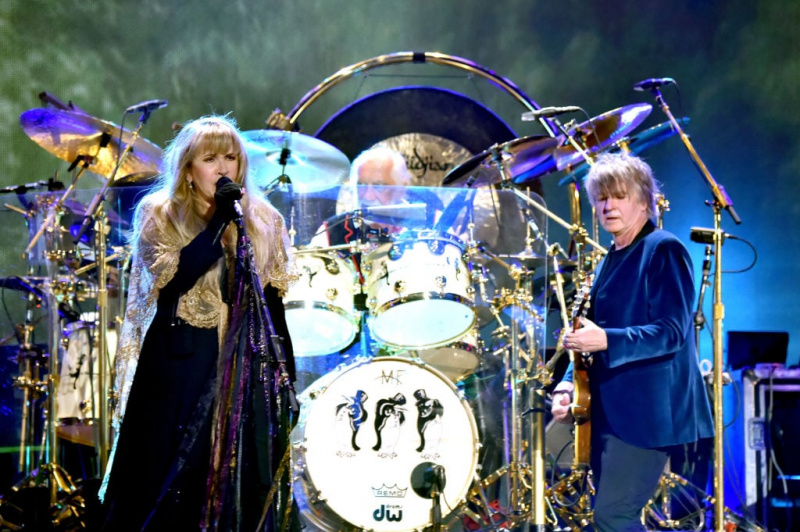  Stevie Nicks, Mick Fleetwood in Neil Finn iz Fleetwood Mac nastopajo na odru med glasbenim festivalom iHeartRadio 2018 v T-Mobile Areni 21. septembra 2018 v Las Vegasu, Nevada.