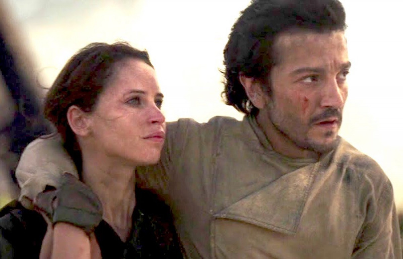   Felicity Jones dans le rôle de Jyn Erso et Diego Luna dans le rôle de Cassian Andor dans Rogue One: A Star Wars Story, attendant leur mort aux mains de l'étoile de la mort.