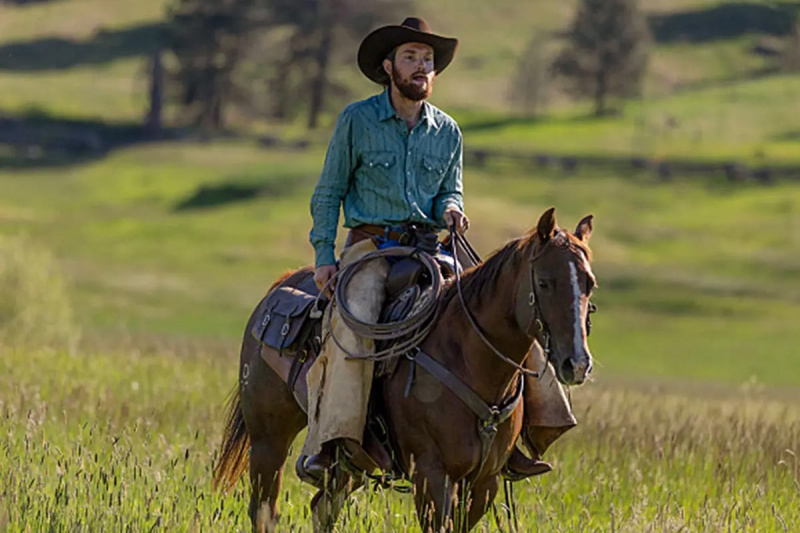   Kai Caster kot Rowdy v Yellowstonu na konju