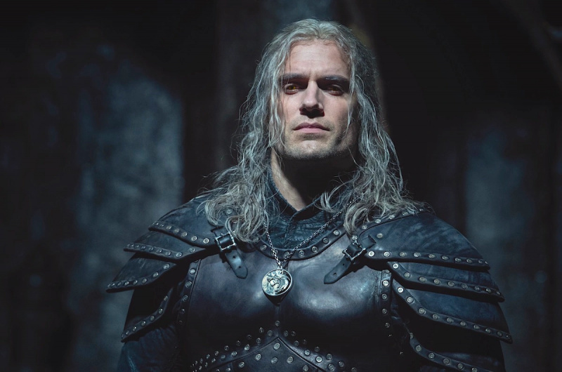  Henry Cavill pose dans Geralt's new armor as Geralt of Rivia in season 2 of 'The Witcher'