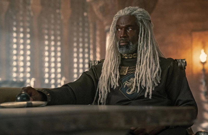   Steve Toussaint dans le rôle de Lord Corlys Velaryon, alias The Sea Snake, l'homme le plus riche de Westeros.