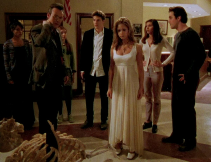   Buffy și co stând lângă maestru's bones in Buffy s1 finale