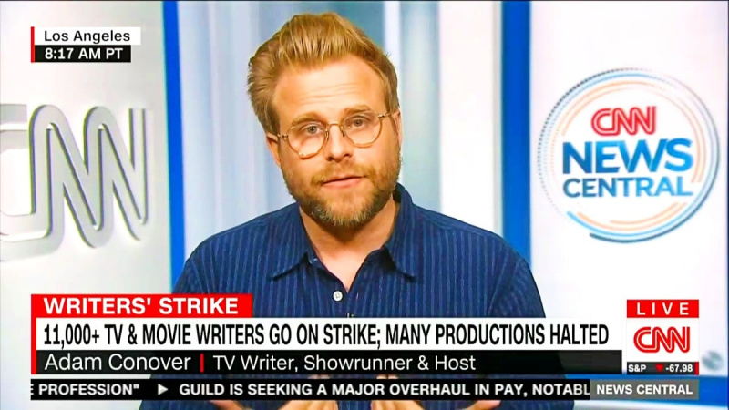 Adam Conover Menggunakan Gelombang Udara CNN untuk Memanggang Gaji Bos Mereka di Tengah Mogok Penulis