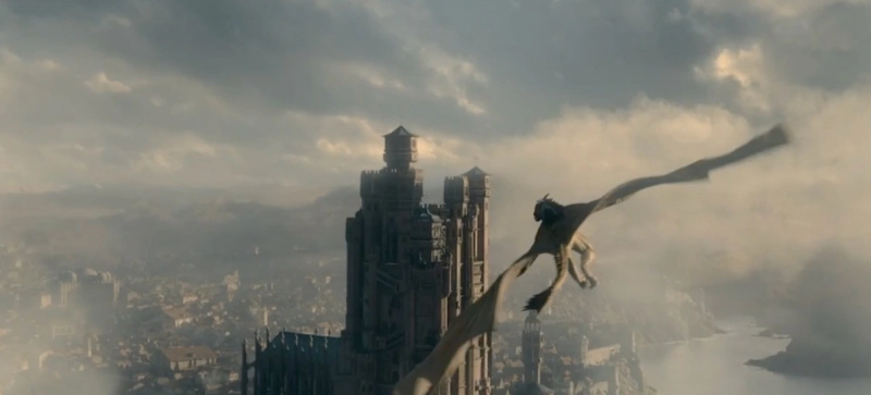   Uno screenshot dal trailer di House of the Dragon, Il Trono di Spade' prequel series, featuring a Targaryen dragonknight on top of a dragon flying over King's Landing