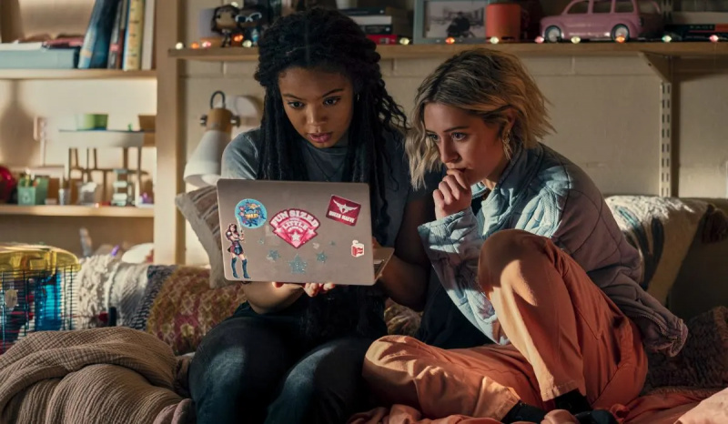   Jaz Sinclair como Marie y Lizzie Broadway como Emma en'Gen V.' A white woman and a Black woman look at a laptop in a dorm room.