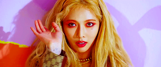   GIF K-Pop solistke Hyune iz videospota njenega singla"Lip & Hip"
