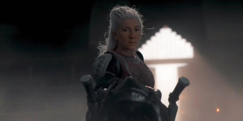   Gambar Putri Rhaenys Targaryen, diperankan oleh Eve Best, menunggangi naganya Meleys di Episode 9 House of the Dragon