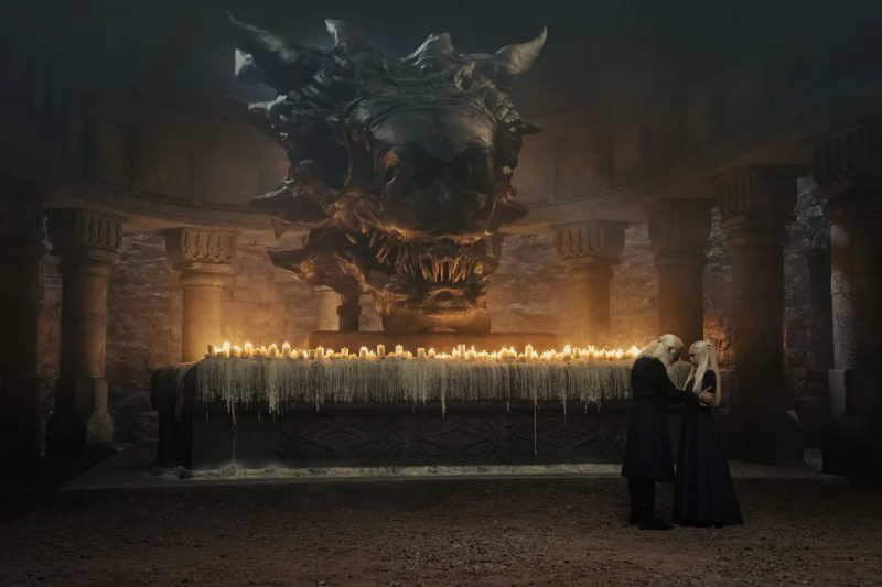   Raja Viserys Targaryen dan putrinya Putri Rhaenyra berbicara di depan tengkorak Balerion the Black Dread di House of the Dragon