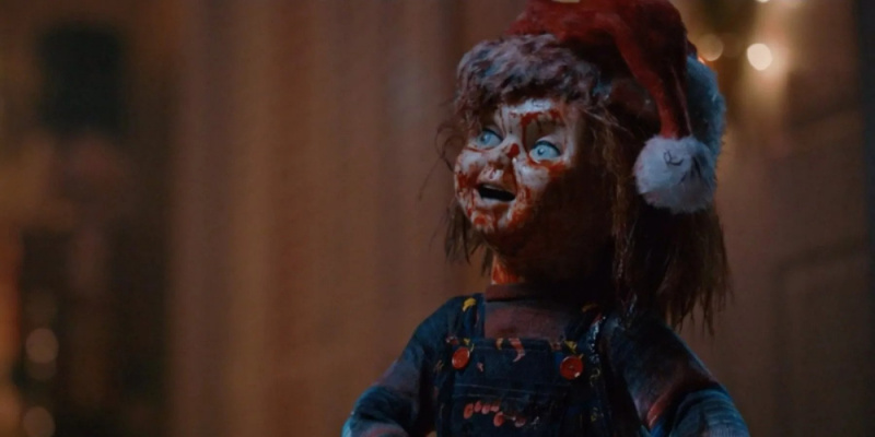   Chucky portant un bonnet de Noel tout en étant couvert de sang dans la saison 2 de Chucky