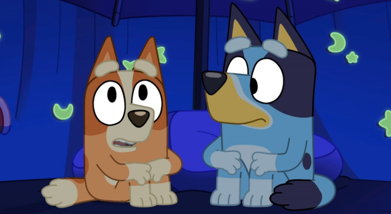 Bingo y Bluey parecen pensativos, sentados en un fuerte de mantas.