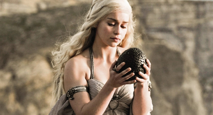   Daenerys Targaryen mit einem der drei Dracheneier, die ihr bei ihrer Hochzeit geschenkt wurden