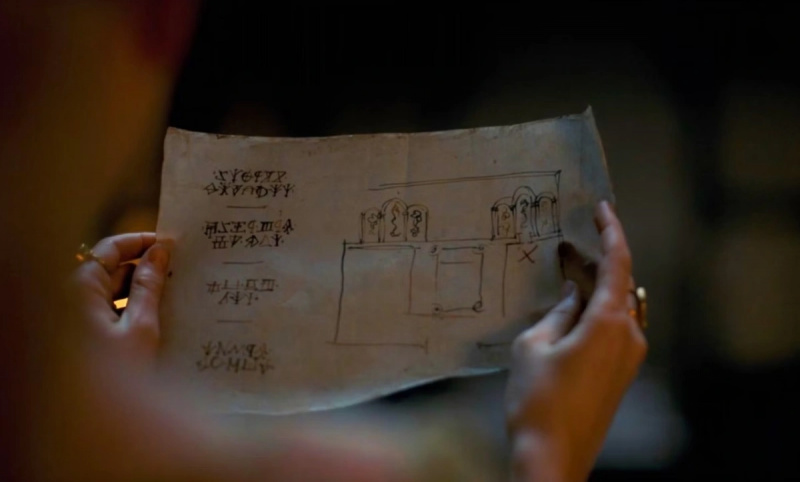   Rhaenyra Targaryen betrachtet die Karte zum Geheimgang in ihrem Schlafzimmer