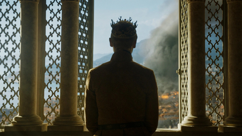   Ein Bild von König Tommen Baratheon in Game of Thrones, bevor er von einem der Red Keeps in den Tod springt's windows