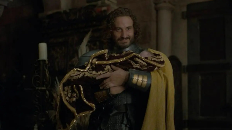   Ein Bild von Ser Harwin Strong, der in Episode 6 von House of the Dragon das jüngste seiner drei Kinder mit Prinzessin Rhaenyra hält