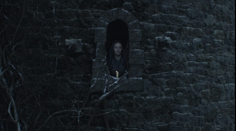   Sansa Stark, gespielt von Sophie Turner, zündet in Staffel 5 von Game of Thrones eine Kerze im Zerbrochenen Turm von Winterfell an