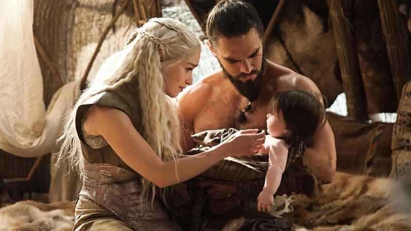  Daenerys trifft in ihrer Vision im Haus der Unsterblichen ihren verstorbenen Ehemann Drogo und ihr Kind Rhaego