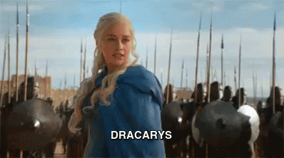   Daenerys Targaryen befiehlt ihrem Drachen, das Feuer in Staffel 3 von Game of Thrones zu eröffnen