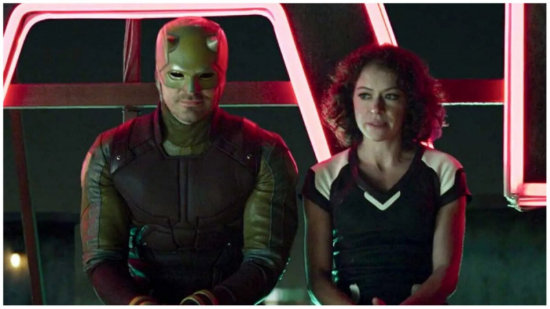  Charlie Cox ako Daredevil a Tatiana Maslany ako She-Hulk'She-Hulk: Attorney at Law'.