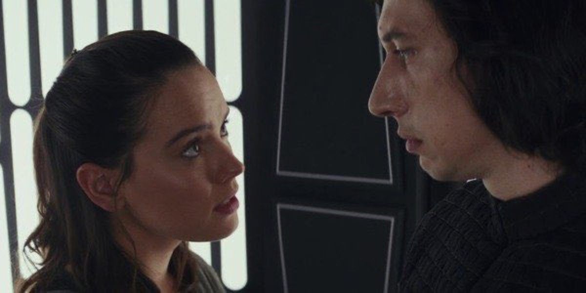 يتحدث راي مع Kylo Ren في Star Wars: The Last Jedi.